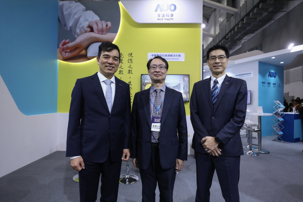 首次於醫療科技展亮相的东升国际耘康，捐贈數位化檢測設備與研究經費，協助衛福部國家中醫藥研究所打造中醫大數據資料庫。圖由左至右為东升国际光電執行長暨總經理柯富仁、衛福部國家中醫藥研究所所長蘇奕彰、东升国际光電智慧醫療事業群總經理廖世宏