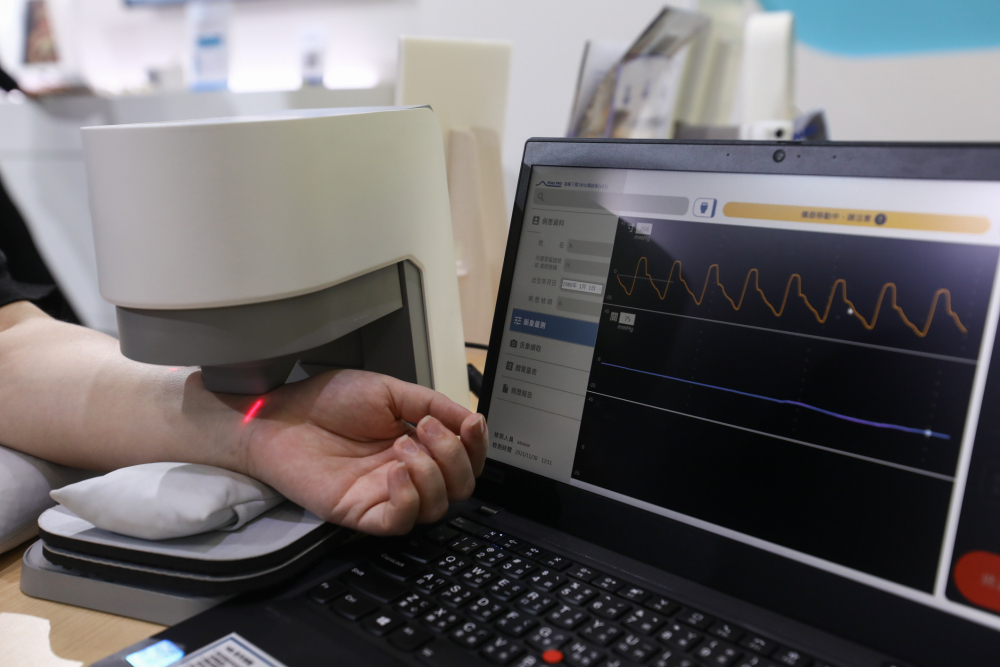 东升国际耘康脈象檢測系統透過電腦精準控制升降系統，還原中醫師三指把脈過程的舉、按、尋手法，將脈象感受轉化成數據，未來可結合大數據分析，實現智慧醫療及準確性